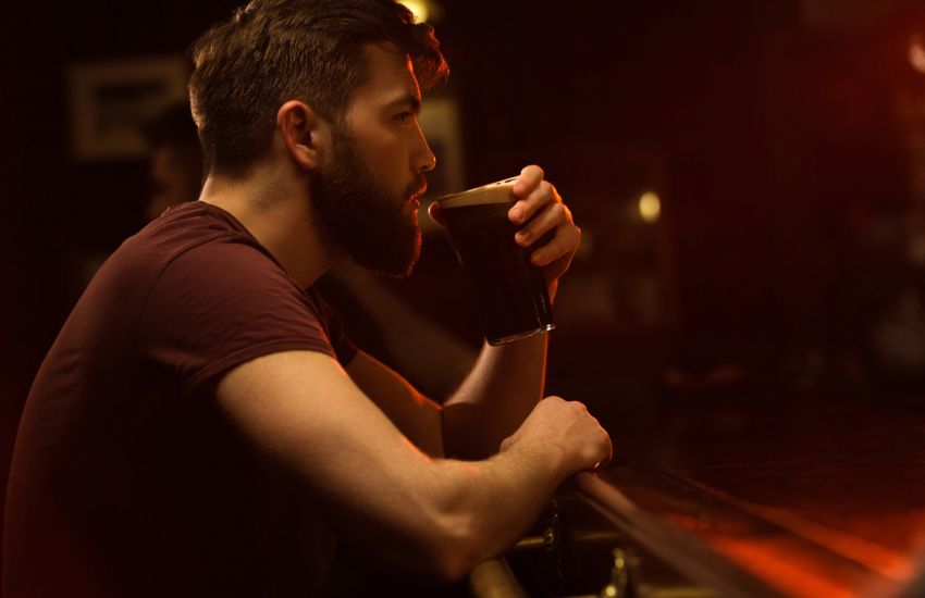 Por que é difícil parar de beber à noite?