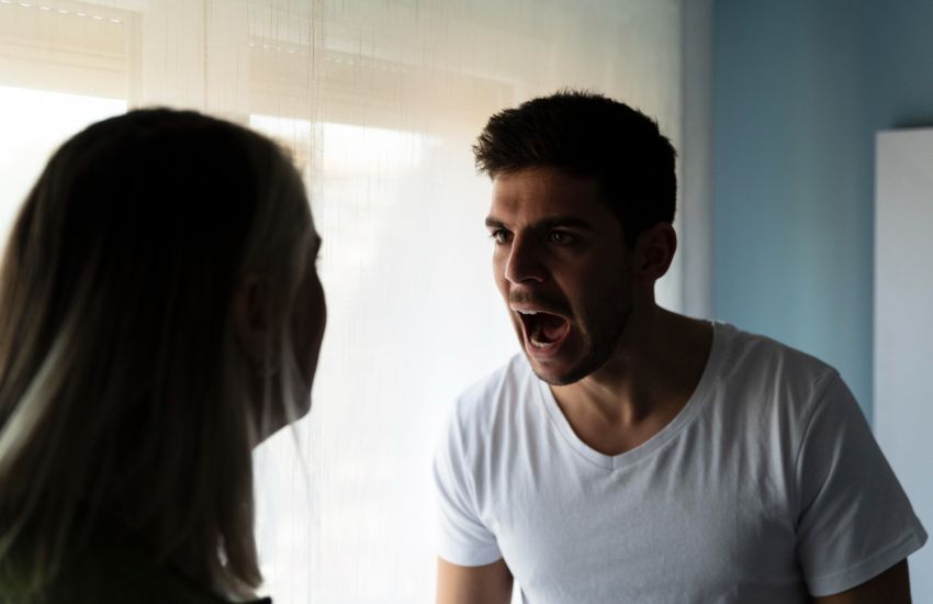 Por que o álcool deixa algumas pessoas agressivas?