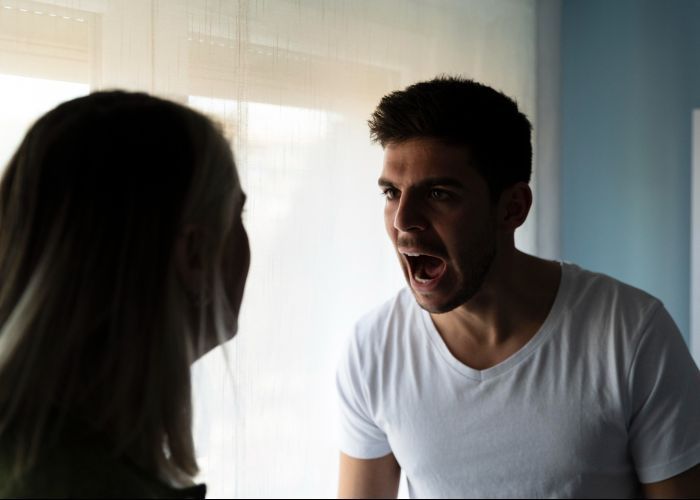 Por que o álcool deixa algumas pessoas agressivas?